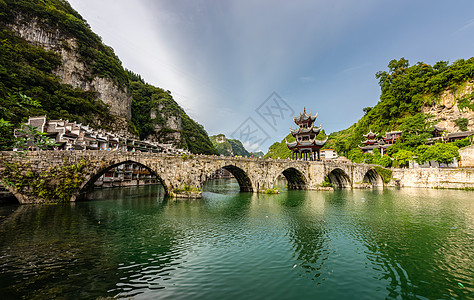 蓝天绿水宝塔镇河妖背景