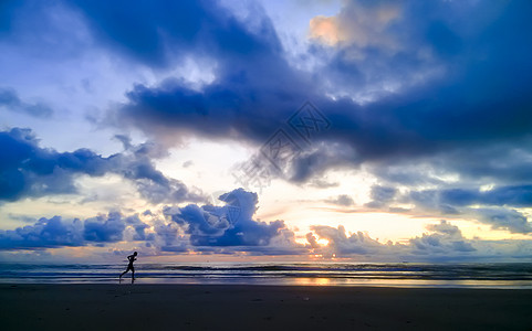 海边奔跑的人图片