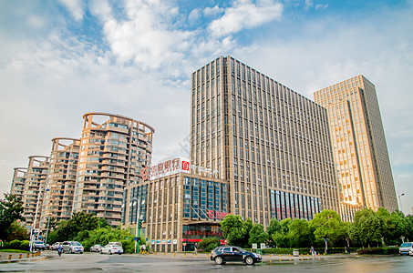 夏季傍晚雨后的城市建筑与晚霞图片