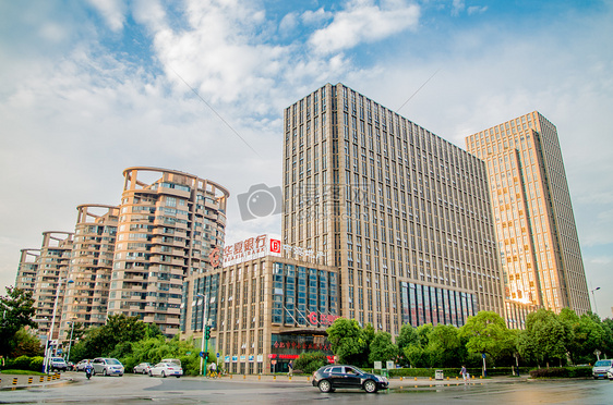 夏季傍晚雨后的城市建筑与晚霞图片