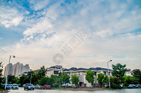 夏季傍晚雨后的城市建筑与晚霞图片