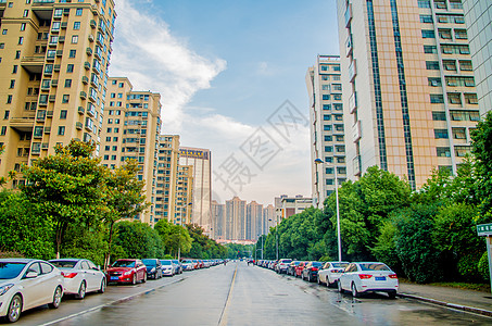 夏季傍晚雨后的城市建筑与晚霞图片