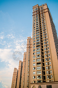 夏季傍晚雨后的城市建筑与晚霞图片