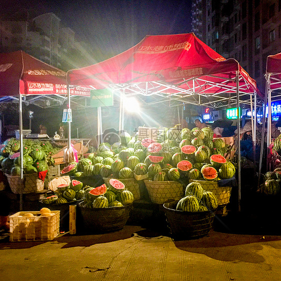 夜晚的西瓜摊图片