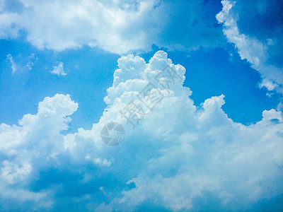 夏季午后厚重的白云图片