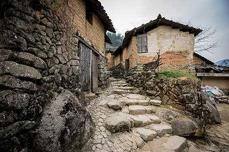 石穿古老的山村土屋建筑背景