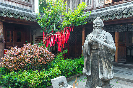 上海建筑物孔子雕像背景