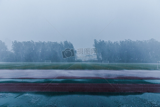 校园操场暴雨天气素材图片