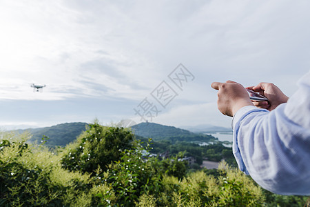 风景手机美丽山脉女孩操作无人机背景