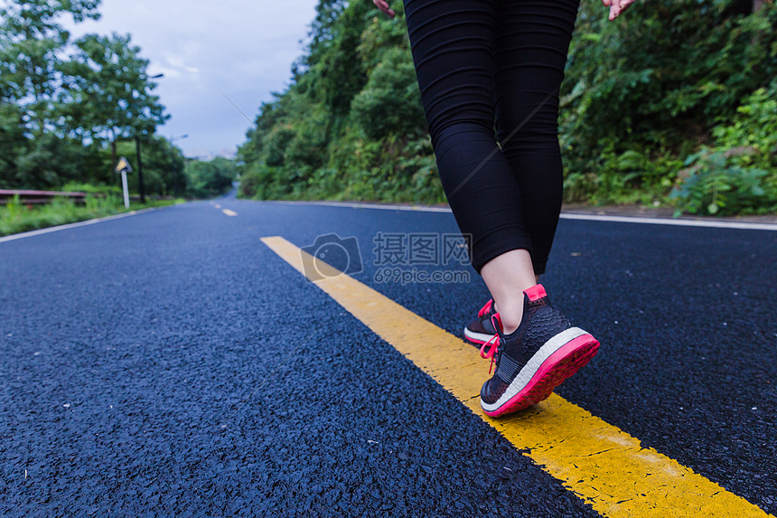 美丽风景山路女孩脚行走图片