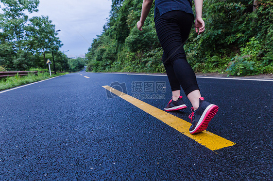 美丽风景山路女孩脚行走图片