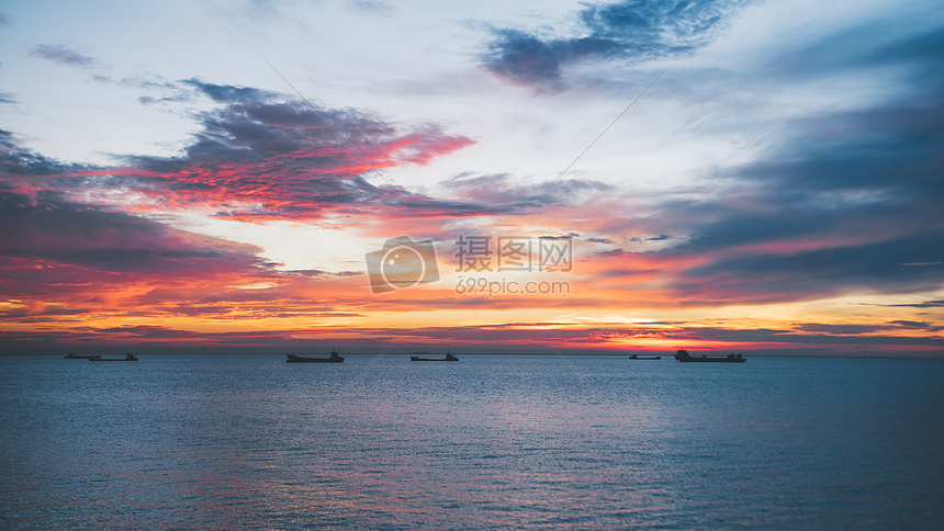 日出天空海边船舶图片