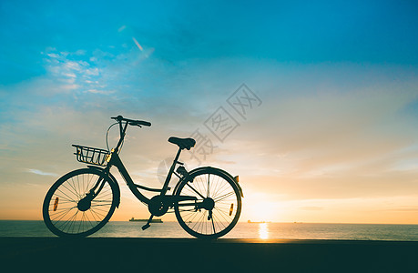 日出天空海边自行车图片