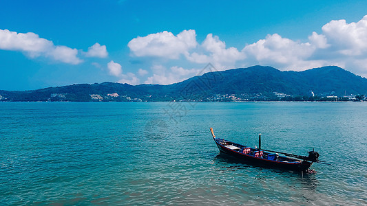 泰国海边蓝天白云小船度假背景