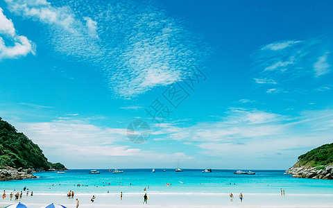 清爽蓝色蓝天白云沙滩度假背景
