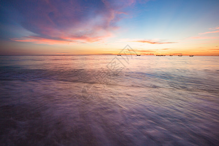 夕阳海滩海边的绚丽晚霞背景