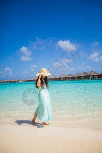 马尔代夫海边的少女图片