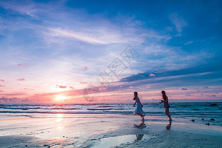沙滩蓝天海边追逐的少女背景