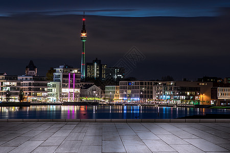 房产广告素材广场对面的夜间城市设计图片