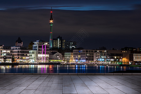 江面夜景广场对面的夜间城市设计图片