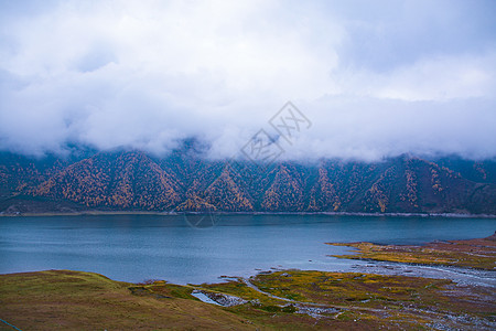 云雾中的山脉青海湖雾气袅袅背景