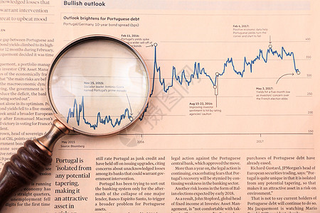 放大镜和报纸高清图片