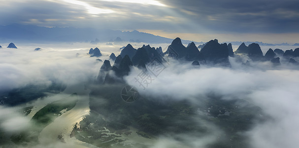 桂林风景云雾缭绕的漓江背景