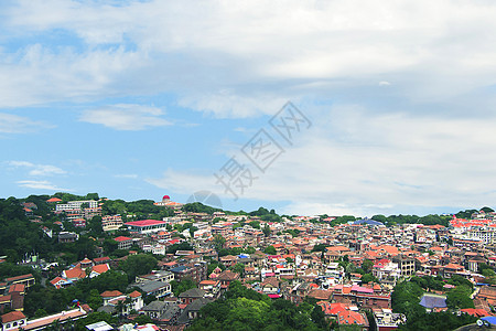 绿色城镇夏天的厦门鼓浪屿的蓝天背景