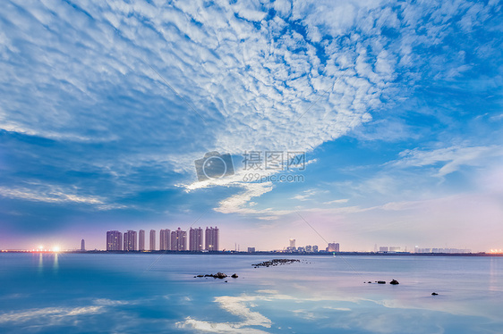 清新蓝天白云下的天空之城图片