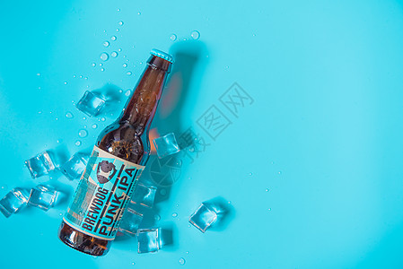 夏日清新蓝色背景啤酒图片