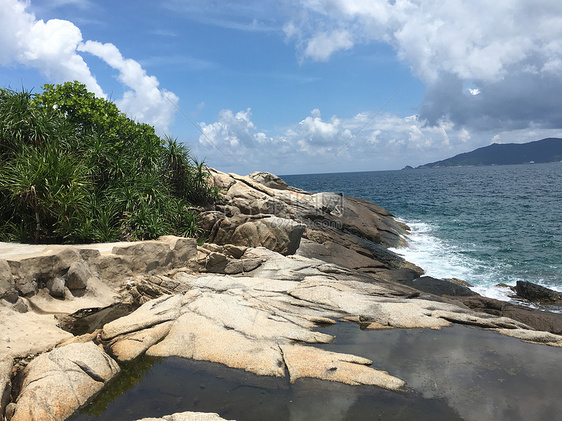 三亚风情海边礁石图片