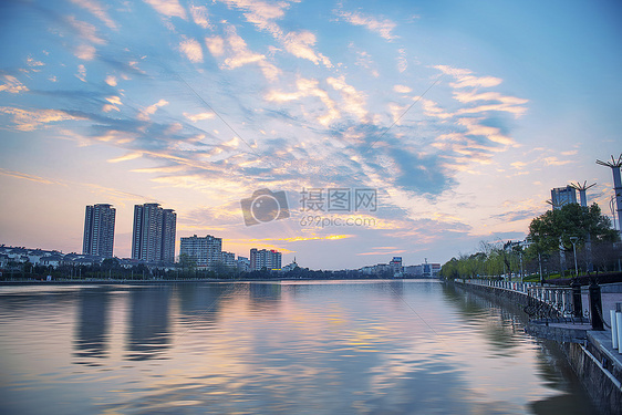 城市晚霞天空风景图片