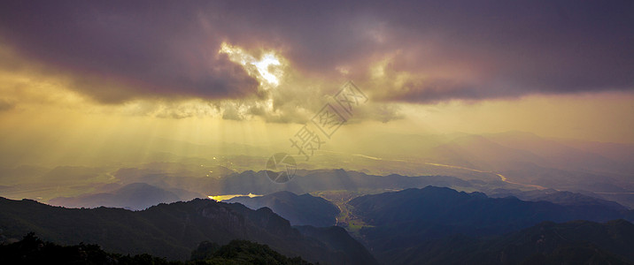巴西耶稣山夕阳余晖下的括苍山背景