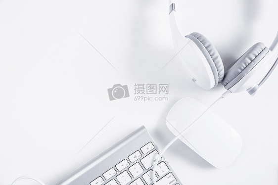 简单耳机鼠标键盘办公桌面图片