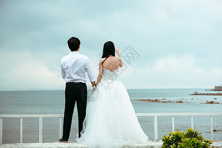 海边婚纱照海边牵手看海婚纱背影背景