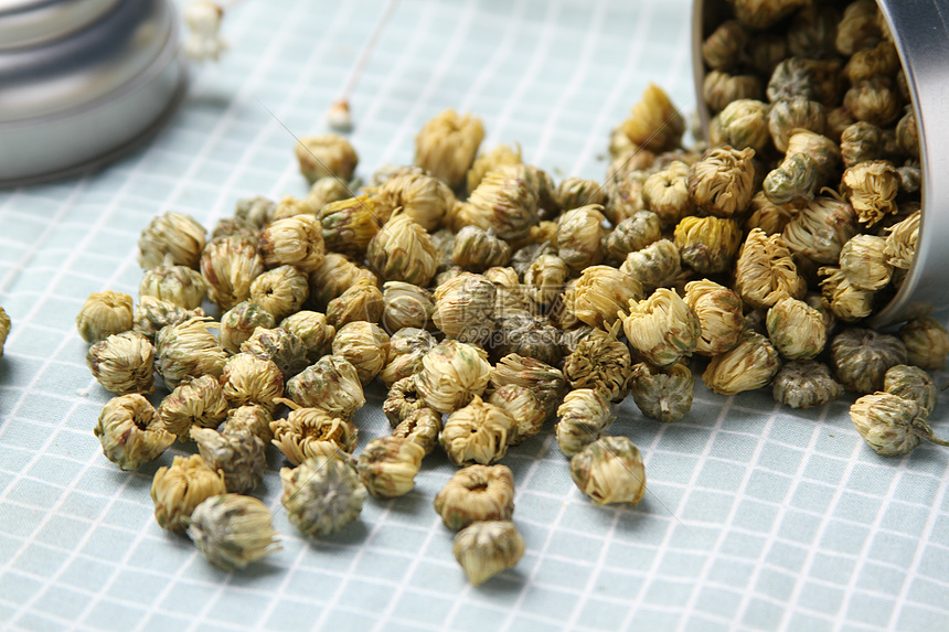 木质托盘上的花茶菊花茶胎菊