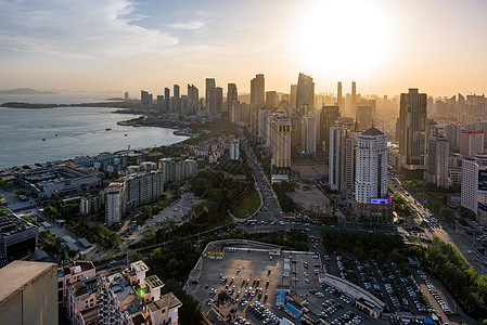 鸟瞰工厂夕阳下的城市背景