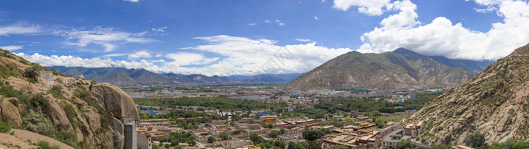 云淡风轻西藏拉萨市全景背景