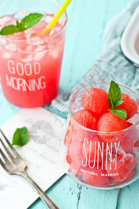 玻璃杯红色饮品夏日清爽西瓜冰饮背景