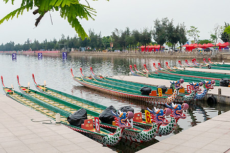 云南民族村的龙舟背景图片