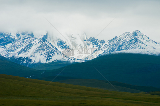 新疆雪山雪峰草原云雾图片