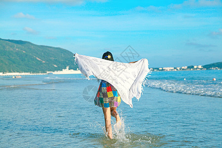 海边浪花姑娘海边踏浪嬉戏背景