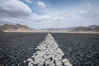 草原雪山公路图片