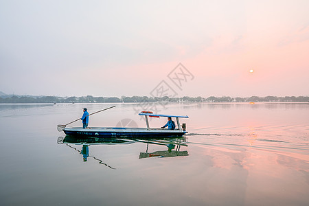 水上作业清晨西湖日出汽船背景