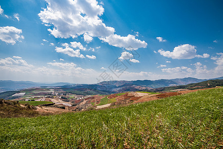 土地沙漠化云南东川红土地-蓝天白云红色山丘背景