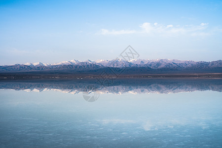 茶卡盐湖天空之镜山脉倒影图片