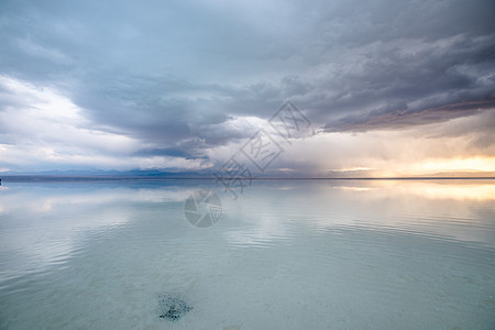 茶卡盐湖天空之镜倒影高清图片