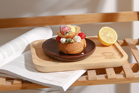 日式甜品木质托盘上的美味甜点背景