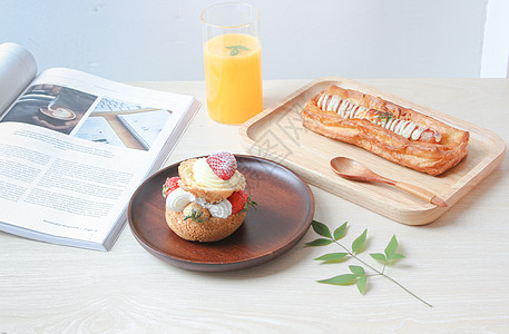 美食杂志小清新阳光下的木质托盘与美食背景