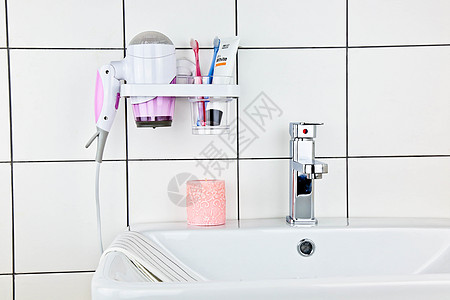 韩式洗手间吹风机架药膏牙杯背景图片